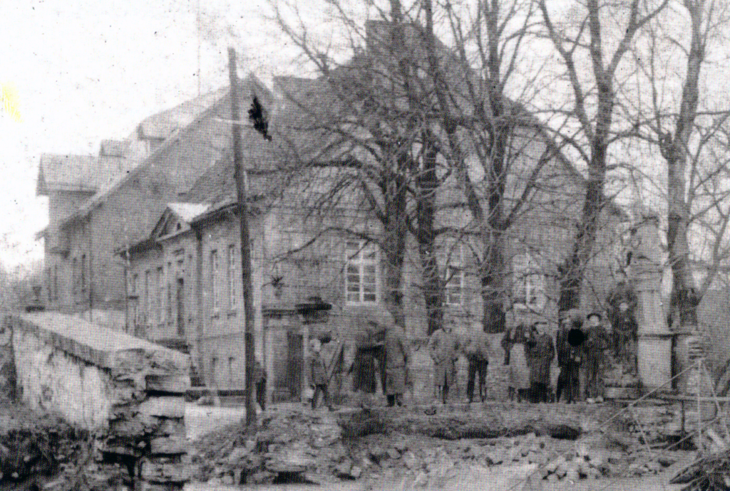 Destruction of the „Nepomukbrücke“ by the Neuhaus flood of 1890 (photo from: Gregor G. Santel, „Vornehm einfach – eingeschossig massiv“. Zur Baugeschichte des Hauses Scherpel in der Schloßstraße in Schloß Neuhaus, in: Die Residenz 52 (2012), pp. 39-57, here p. 41).
