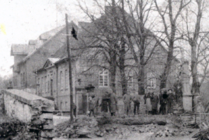 Zerstörung der „Nepomukbrücke“ durch das Neuhäuser Hochwasser von 1890 (Foto aus: Gregor G. Santel, „vornehm einfach – eingeschossig massiv“. Zur Baugeschichte des Hauses Scherpel in der Schloßstraße in Schloß Neuhaus, in: Die Residenz 52 (2012), S. 39-57, hier S. 41)