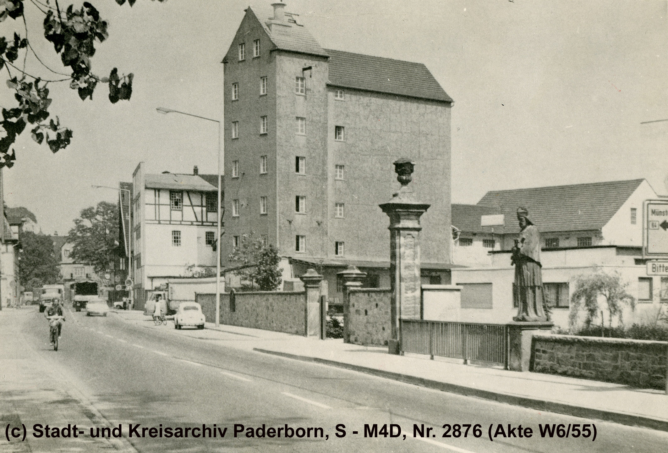 Schloss Neuhaus, Lager- und Bürogebäude der wiedererrichteten Roggenmühle, 1960er Jahre (Stadt- und KreisA Pb, S-M4D, Nr. 2876 (Akte W6/55))
