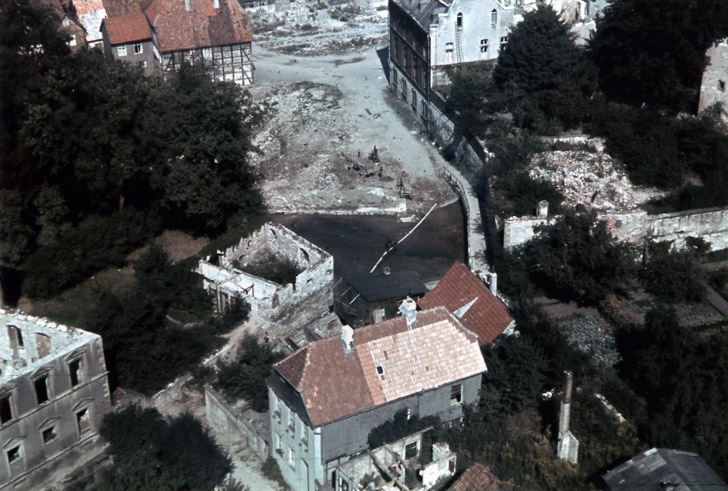 Das Amtsgericht (Teilansicht) und Nebengebäude nach der Zerstörung