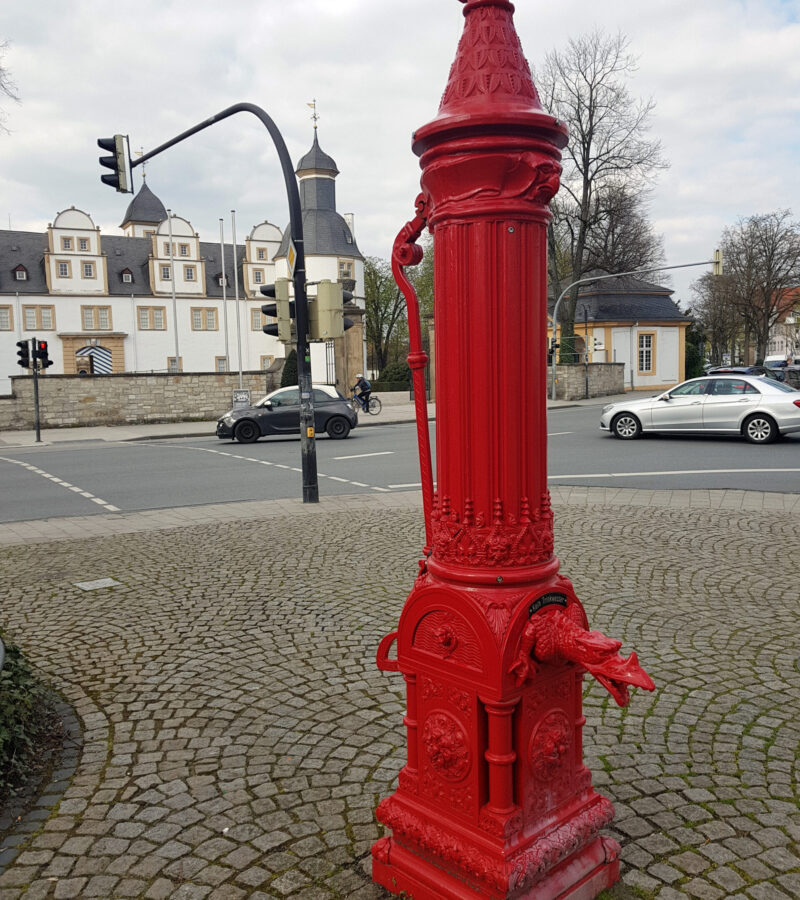 Castle Neuhaus, public community pump at the Kirchplatz on what is now the corner of Schlossstraße and Residenzstraße (Photo M. Ströhmer 2019)