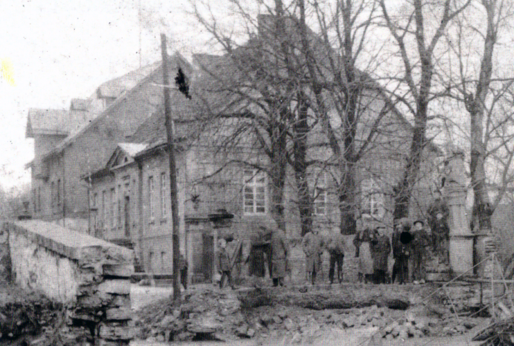 Destruction of the „Nepomukbrücke“ by the Neuhaus flood of 1890 (photo from: Gregor G. Santel, „Vornehm einfach – eingeschossig massiv“. Zur Baugeschichte des Hauses Scherpel in der Schloßstraße in Schloß Neuhaus, in: Die Residenz 52 (2012), pp. 39-57, here p. 41).