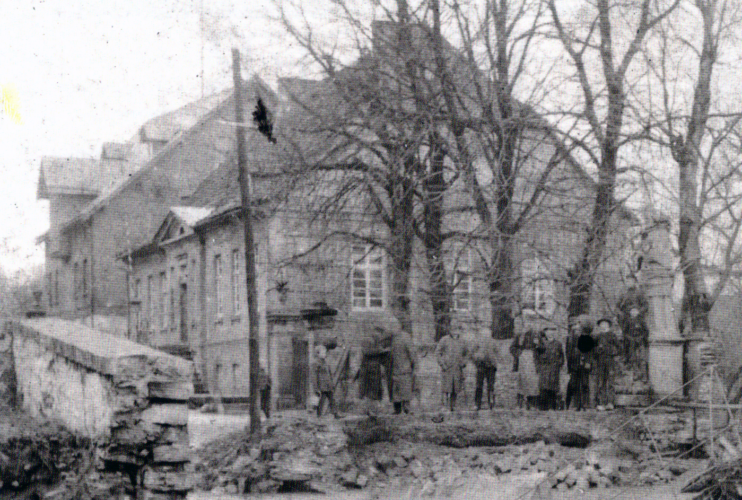 Destruction of the „Nepomukbrücke“ by the Neuhaus flood of 1890 (photo from: Gregor G. Santel, „Vornehm einfach – eingeschossig massiv“. Zur Baugeschichte des Hauses Scherpel in der Schloßstraße in Schloß Neuhaus, in: Die Residenz 52 (2012), pp. 39-57, here p. 41).